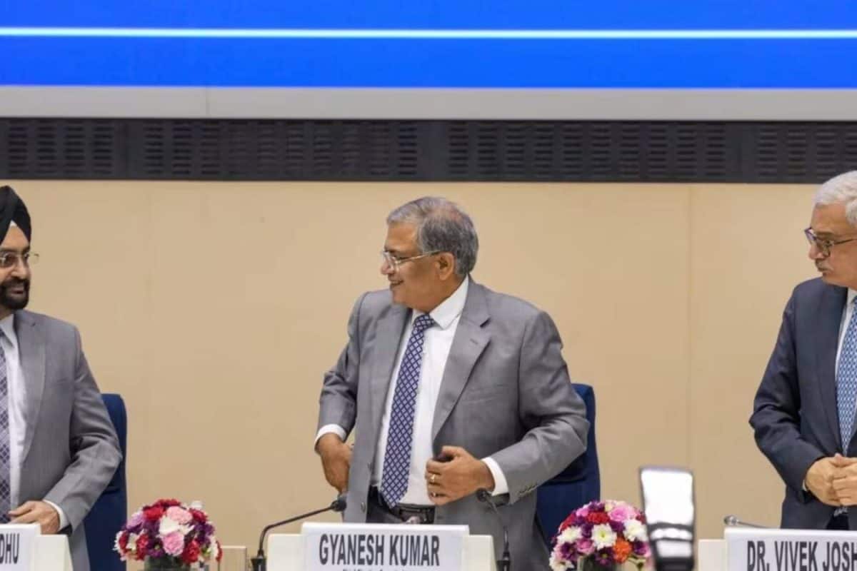 'തെളിവില്ലാത്ത പ്രചാരണം' ഗ്യാനേഷ് കുമാറിനെ പിന്തുണച്ച് 42 മുൻ ജഡ്ജിമാർ; വോട്ടുചോരി ആരോപണങ്ങൾക്കെതിരെ വിമർശനം