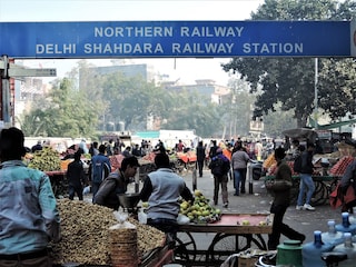 A view of fruit market outside Shahdara Railway Station of Delhi, India. Copyright (c) 2017 AdiiT520/Shutterstock.