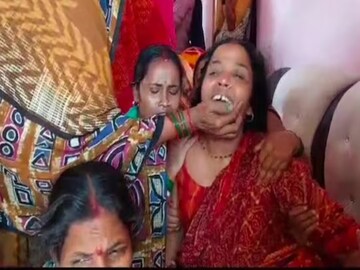 मृताचे नातेवाईक
मृताचे नातेवाईक