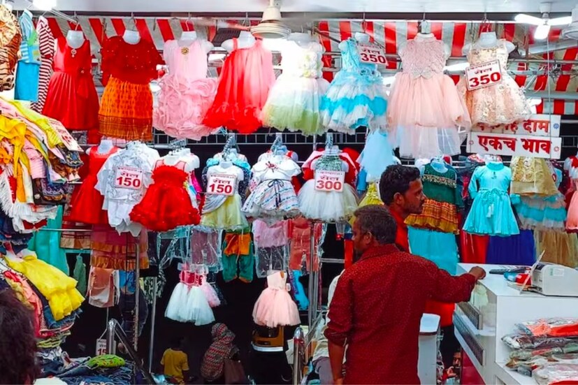 लहान मुलांमध्ये झबल टोपड, होजिअरी ड्रेस, टूईन वन, 5 पिस ब्लेजर, 3 पिस ब्लेजर, जीन्स, टी शर्ट या बाजारात उपलब्ध आहे.मुलींमध्ये शरारा, वन पिस फ्रॉक, शॉर्ट फ्रॉक असे विविध प्रकारचे कपडे या ठिकाणी उपलब्ध आहेत, असं विक्रेते सांगतात. 