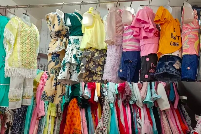 ग्राहकांची आवड ही वेगवेगळी असते. प्रत्येक ग्राहकाचे काही तरी वेगळेपण असते. ग्राहकांच्या डिमांडनुसार आम्ही त्यांना कपडे उपलब्ध करून देत असतो. त्यात लहान मुलांचे विविध प्रकार आहेत, साध्या जीन्स, टी शर्ट घेण्याकडे अनेक ग्राहकांचा कल असतो, असंही विक्रेत्यांनी सांगितलं.