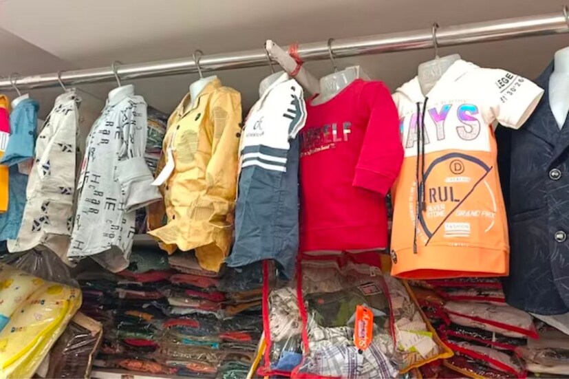 नाशिक शहराच्या मध्यवर्ती ठिकाणी ही शालिमार बाजारपेठ आहे. इतर जिल्ह्यातीलही अनेक लोक कपडे घेण्यासाठी येथे येतात.