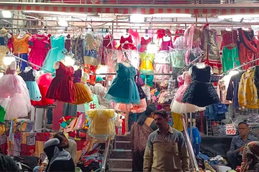 साधारणत: सकाळी 9 ते रात्री 11 वाजे पर्यंत ही बाजारपेठ चालू असते. त्या वेळेत आपण या ठिकाणी कपडे खरेदी करू शकतो.