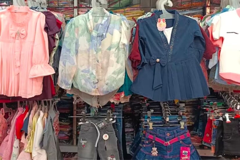 या बाजारपेठेमध्ये आता लहान मुलांचे विविध व्हरायटीचे कपडे उपलब्ध आहेत. लहान मुलांच्या विविध कपड्यांचे पॅटर्न येथील खास आकर्षण आहे.