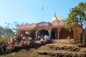 विदर्भातील या रहस्यमय मंदिरात संध्याकाळनंतर कुणीच थांबत नाही, असं का? विदर्भातील या रहस्यमय मंदिरात संध्याकाळनंतर कुणीच थांबत नाही, असं का?