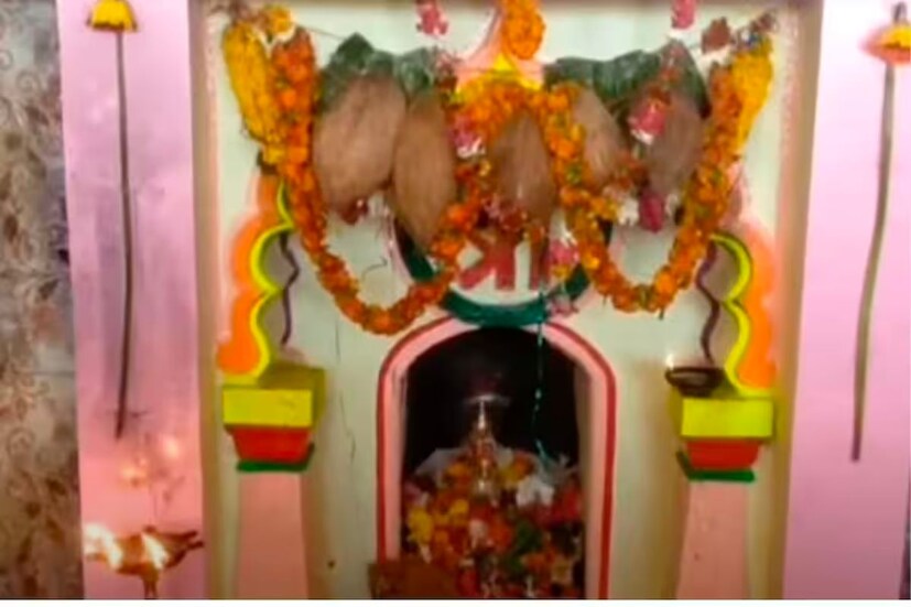 मंदिरात सकाळपासून ते सायंकाळपर्यंत आपण भजन, कीर्तन किंवा कुठलेही धार्मिक कार्यक्रम करू शकतात, परंतु इथे मात्र कोणीही झोपू शकत नाही, कारण या भागात असलेले मुंग्या तसेच इतर काही छोटमोठे जंगली प्राणी त्रास देतात. त्यामुळे इथे कोणीही झोपू शकत नाही, आणि म्हणूनच आजपर्यंत याठिकाणी कोणीही मुक्कामी राहू शकले नाही. सायंकाळी 7 नंतर हे मनुष्यहीन होत असल्याचे भाविक सांगतात.
