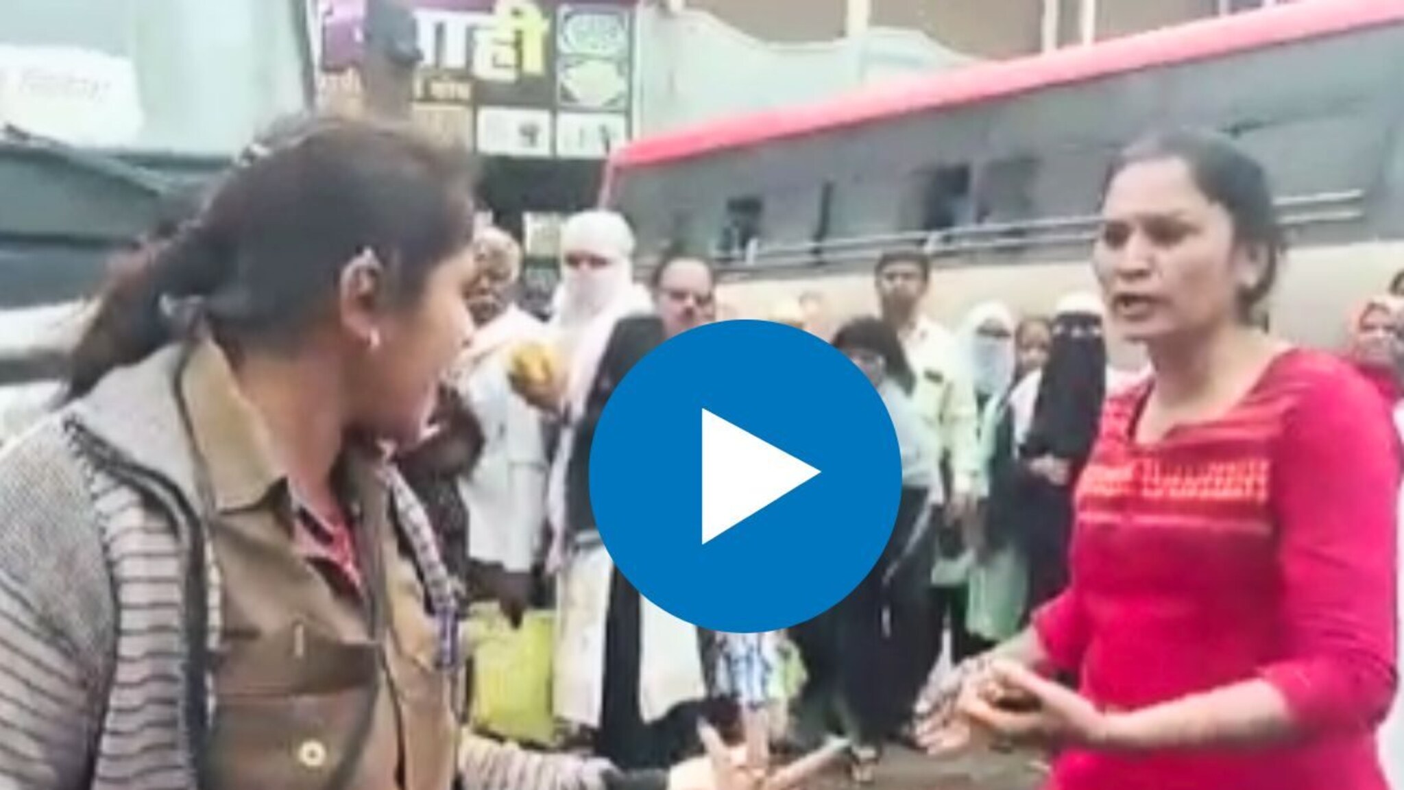 बस कंडक्टर आणि प्रवासी महिलेमध्ये फ्री स्टाईल हाणामारी, लातूरमधील Video व्हायरल