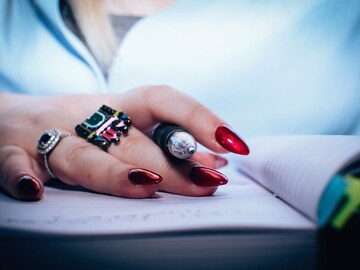 नखांनी वाचवला जीव