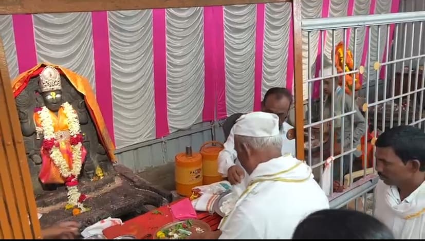 हे मंदीर स्थापत्य कलेचा आदर्श नमुना असून मंदिराच्या विटा या पाण्यावर तरंगतात. तर मंदिरातील गरुडध्वजा पंढरपूर येथील मंदिराची आठवण करून देतात, असे भाविक सांगतात.