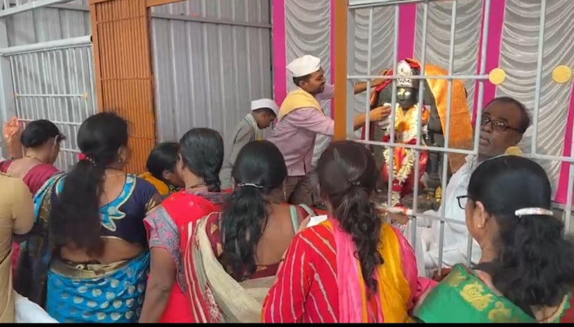 मुख्य पुरूषोत्तम मंदीरातील पुरूषोत्तमाची मुर्ती ही गंडळी शिलेची असून ती स्वयंभू असल्याचे सांगितले जाते. चतुर्थभुजाधारी पुरूषोत्तमाच्या हातात शंख, चक्र, पद्म असून मुर्ती मनमोहक अशी आहे.