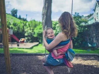 लहान मुलांच्या झुल्यात अडकली महिला