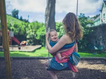 लहान मुलांच्या झुल्यात अडकली महिला