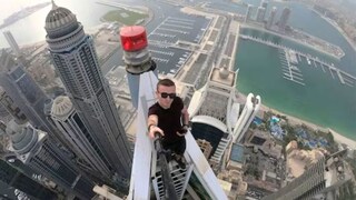 इमारतीवर चढून करत होता स्टंट