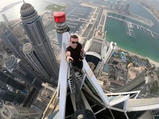 इमारतीवर चढून करत होता स्टंट इमारतीवर चढून करत होता स्टंट