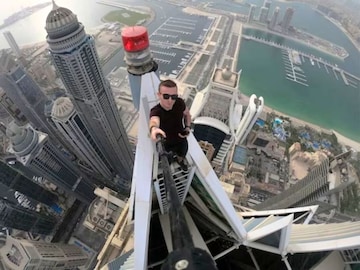 इमारतीवर चढून करत होता स्टंट इमारतीवर चढून करत होता स्टंट