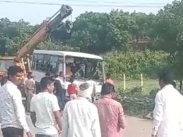 लातूरमध्ये ट्रॅव्हल्सचा भीषण अपघात, प्रवाशांनी भरलेली ट्रॅव्हल्स पलटी, photos