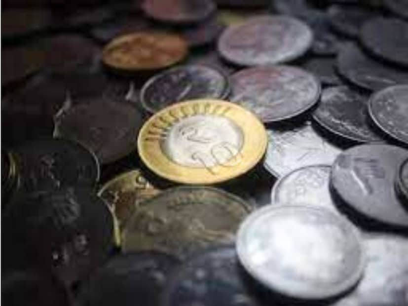उत्कृष्ट रिटर्न देणाऱ्या फंडांमध्ये LIC MF Nifty Next 50 Index Fund चे नाव देखील आहे. या फंडाने गेल्या 10 वर्षात एकरकमी गुंतवणुकीवर सरासरी 15.43% रिटर्न दिलंय. या फंडाने या कालावधीत 1 लाख रुपयांच्या गुंतवणुकीचे रूपांतर 4,20,720 रुपयांमध्ये केले आहे. यासोबतच, ज्या गुंतवणूकदारांनी एसआयपीद्वारे पैसे गुंतवले त्यांना सरासरी 12.30 टक्के रिटर्न मिळाला.