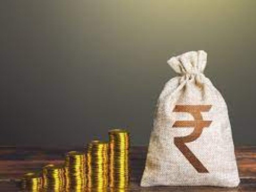 एलआयसी म्युच्युअल फंड लार्जकॅपने देखील गेल्या दहा वर्षांत गुंतवणूकदारांना एफडीच्या दुप्पट रिटर्न दिलंय. ज्यांनी लार्जकॅप फंडात एकरकमी गुंतवणूक केली त्यांना गेल्या दहा वर्षांत सरासरी 14.38% रिटर्न मिळालाय. या फंडातील SIP गुंतवणूकदारांनी गेल्या दहा वर्षांत सरासरी 12.33 % नफा कमावला आहे. 31 जुलै 2023 रोजी फंडाची एकूण मालमत्ता 1,368 कोटी रुपये होती, तर 30 जून 2023 रोजी खर्चाचे प्रमाण 1.39% होते. या योजनेत किमान एकरकमी गुंतवणूक 5000 रुपये असू शकते, तर किमान SIP गुंतवणूक 1000 रुपये आहे.