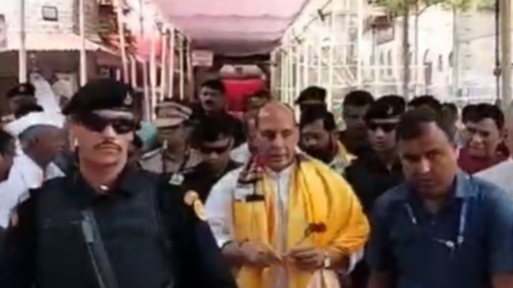 संरक्षण मंत्री साईचरणी लीन; पाहा राजनाथ सिंह यांच्या शिर्डी दौऱ्याचे photos