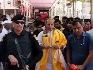 संरक्षण मंत्री साईचरणी लीन; पाहा राजनाथ सिंह यांच्या शिर्डी दौऱ्याचे photos