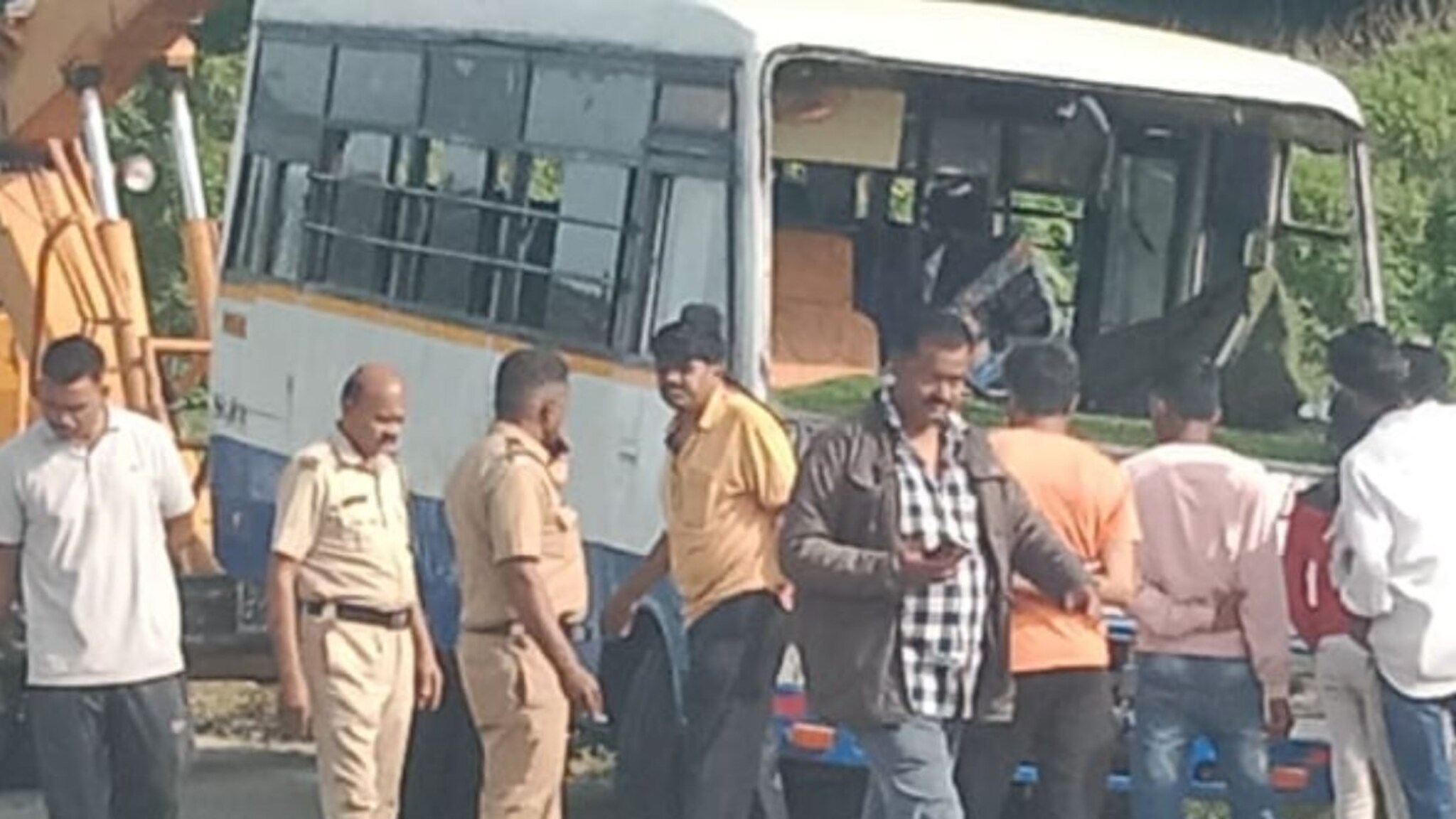 लातूरमध्ये ट्रॅव्हल्सचा भीषण अपघात, प्रवाशांनी भरलेली ट्रॅव्हल्स पलटी, photos