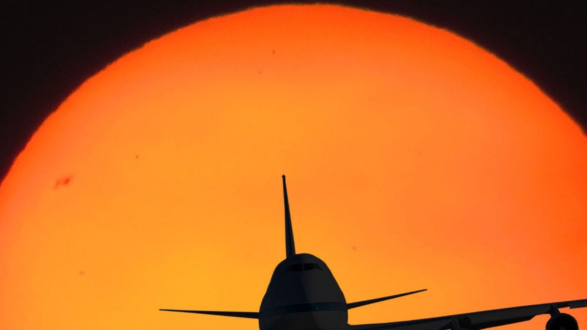 Travel Tips : महागडी विमान तिकिटे खरेदी करून पैसे वाया घालवू नका, जाणून घ्या स्वस्त तिकीट खरेदी करण्याच्या या 5 युक्त्या!