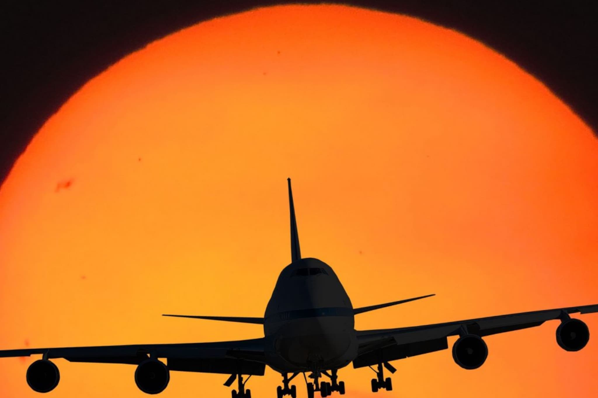 Travel Tips : महागडी विमान तिकिटे खरेदी करून पैसे वाया घालवू नका, जाणून घ्या स्वस्त तिकीट खरेदी करण्याच्या या 5 युक्त्या!