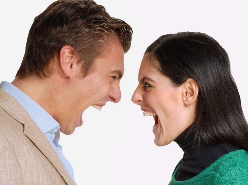 माणसाचा सर्वात मोठा शत्रू आहे राग. रागात व्यक्तीची विचार करण्याची, समजण्याची क्षमता नष्ट होते. पण वयाच्या विशीनंतर प्रतिक्रिया देताना विचार करा. तरुण वयात राग जास्त येतो. तो कंट्रोल करणंही सोपं नसतं. त्यासाठी योग आणि ध्यानाची मदत घ्या. (सर्व फोटो - प्रतीकात्मक)