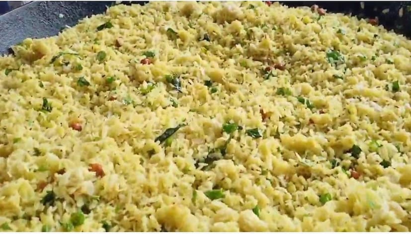 आम्ही पोहे बनवण्यासाठी चांगल्या प्रतीचा मसाला वापरतो. पोहे बनवण्यासाठी चांगल्या प्रतीचे पोहे, शेंगदाणे, जिरे, कडीपत्ता, कोथिंबीर हे उत्तम क्वालिटीचा वापरतो.