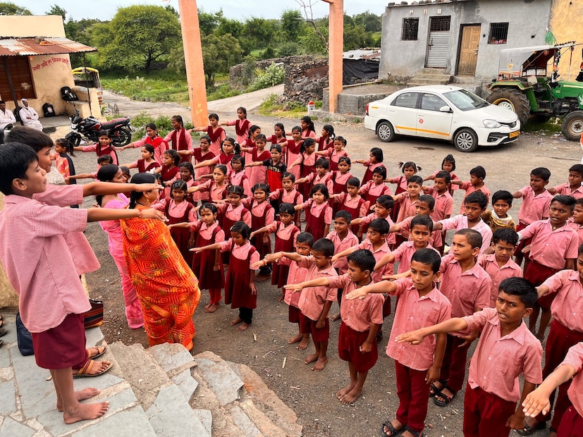 विद्यार्थ्यांची शैक्षणिक गुणवत्ता वाढवण्यासाठी आवश्यक साहित्य खरेदी करण्यात येणार आहे. आपल्या मुलांच्या भविष्याचा विचार करून ऊसतोड मजुरांनी शाळेसाठी दिलेलं योगदान अनेकांसाठी नवा आदर्श ठरणारं आहे.