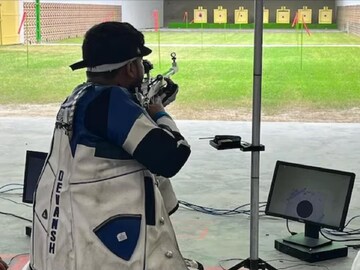 14 वर्षांचा असल्यापासून त्याला नेमबाजीचं आकर्षण निर्माण झालं.