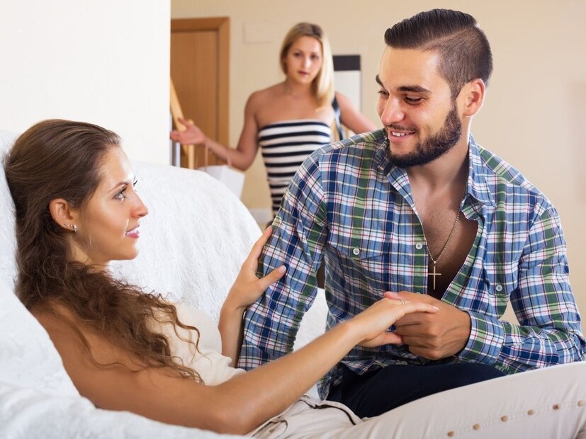 वासना - जर कोणता पुरुष आपल्या बायकोऐवजी दुसऱ्या महिलेचा मोह ठेवत असेल तर अशा पुरुषावर देवी लक्ष्मी नाराज होते. थोड्या कालावधीसाठी धन आणि मान सन्मान मिळेल. पण तो क्षणिक असतो. कारण घरातील लक्ष्मीला खूश ठेवणं एका पुरुषाचं दायित्व असतं.