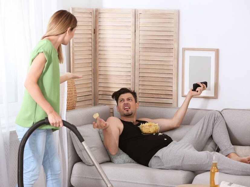 आळस - जर एखादा पुरुष आळशी असेल, आळस सोडू शकत नसेल तर त्याच्या घरात धनाची कमी असते. लक्ष्मी देवी अशा घरात प्रवेश करत नाही जिथं आळस असतो. असे लोक कर्जात बुडालेले असतात आणि आपल्या स्त्रीला दुःखच देतात.