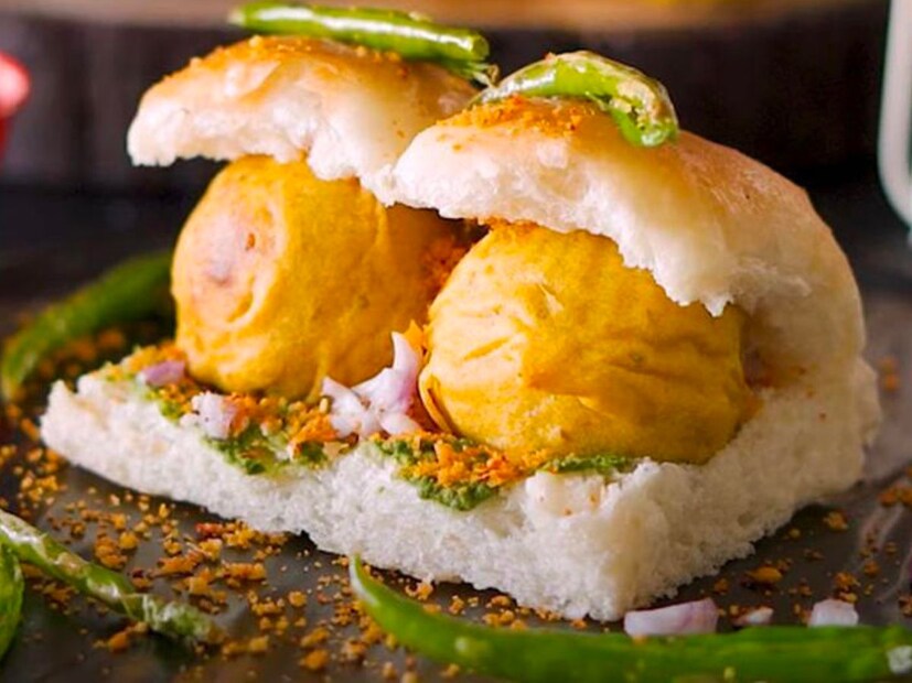 चीज वडापाव : मुंबईच्या पावसामध्ये तुम्ही चीज वडापावचा आस्वाद घेऊ शकता. 