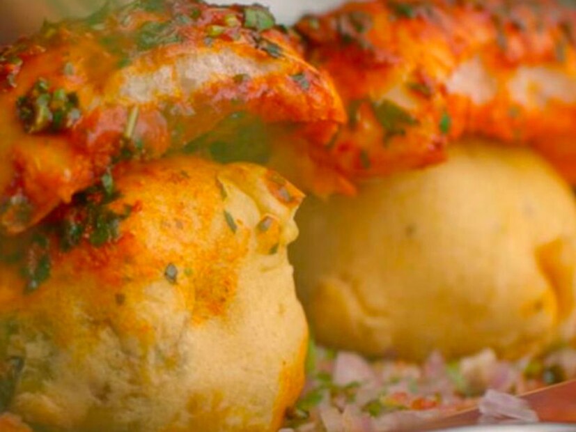 मसाला वडापाव : सर्वप्रथम तव्यावर बटर टाकून हा वडापाव गरम करतात. त्यावर लसूण, लाल तिखट अद्रक, मिरची, विशिष्ट मसाले या पदार्थांपासून बनवलेली लाल चटणी घालून कोथिंबीर मिक्स करतात. त्या अगदी तापलेल्या मसल्यामध्ये पाव मॅरीनेट करून गरमागरम वडापाव प्लेट मध्ये मिळतो.