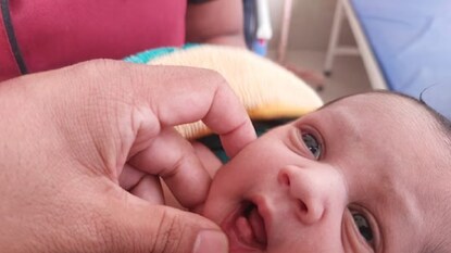 पूर्ण 9 महिने आणि अधिकचे दोन आठवडे हे बाळ आईच्या पोटात होतं. पूर्ण 9 महिने आणि अधिकचे दोन आठवडे हे बाळ आईच्या पोटात होतं.