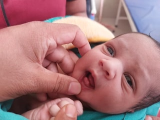 पूर्ण 9 महिने आणि अधिकचे दोन आठवडे हे बाळ आईच्या पोटात होतं. पूर्ण 9 महिने आणि अधिकचे दोन आठवडे हे बाळ आईच्या पोटात होतं.