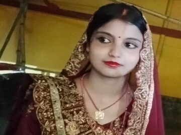 तिच्यासाठी त्याने अख्खी एक्स्प्रेस पालथी घातली होती आणि रेल्वे प्रशासनालाही धारेवर धरलं होतं. परंतु ती मात्र शॉपिंग करताना पकडली गेली. तिच्यासाठी त्याने अख्खी एक्स्प्रेस पालथी घातली होती आणि रेल्वे प्रशासनालाही धारेवर धरलं होतं. परंतु ती मात्र शॉपिंग करताना पकडली गेली.