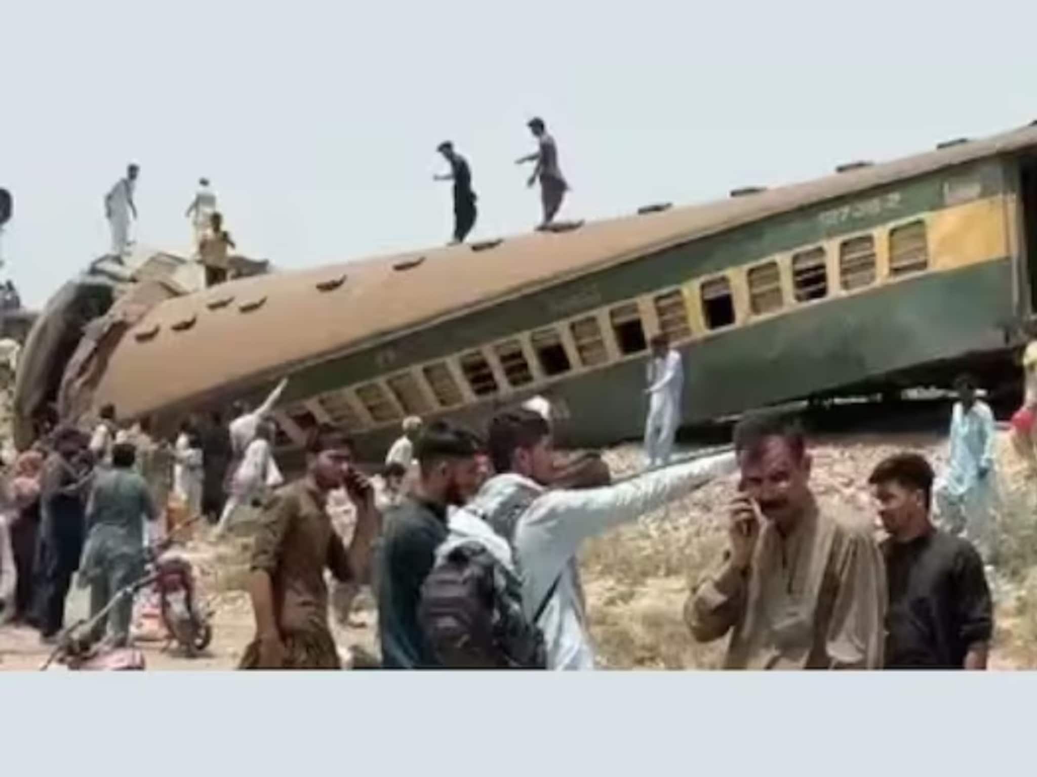 Pakistan train accident : पाकिस्तानात ट्रेनचा भीषण अपघात; 15 जणांचा मृत्यू , 50 जखमी