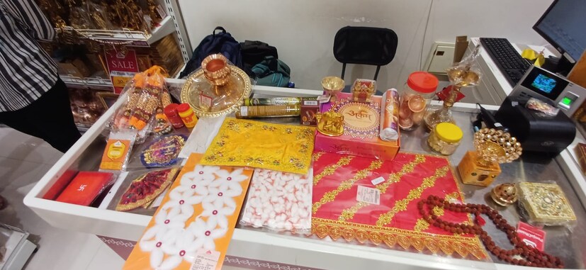 या दुकानात सत्य नारायण पूजेसाठी लागणारे एक खास किट मिळते. त्यामध्ये सत्यनारायणाचा एक फोटो, पूजेची पोथी, हळद, कुंकू, चंदन या सर्व गोष्टी या किटमध्ये मिळतात. त्यामुळे सत्यनारायणाच्या पूजेला कोणतीही अडचण येत नाही.