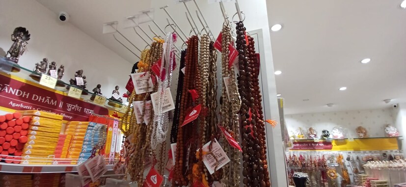 पण डोंबिवलीकरांना ही धावपळ कमी होणार आहे. कारण, पूजेचं सर्व साहित्य मिळणारं एक ठिकाण डोंबिवलीत असून तिथं या वस्तूंवर तब्बल 60 टक्क्यांपर्यंत सूट मिळणार आहे.