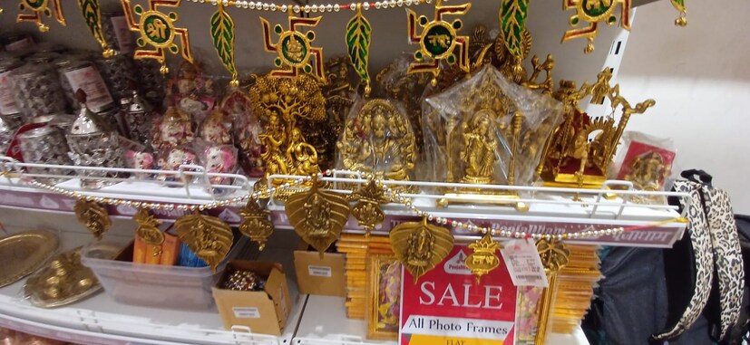 डोंबिवली पूर्वेच्या फडके रोडवर पूजाधाम या मंदिरात हे साहित्य मिळते. या दुकानात ब्राँझमधल्या वेगवेगळ्या देवांच्या मूर्ती मिळतात. देवाचे कपडे, कापसाच्या वाती, तांब्याची भांडी, कंठी, जपमाळ, समई, दिवे अशा पूजेसाठी आवश्यक असणाऱ्या वस्तू येथे उपलब्ध आहेत.