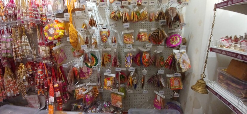 कुंडीच्या आकाराची धुपकांडी म्हणजेच धुपकप येथे उपलब्ध आहे. हा धुपकप दोन दिवस जळतो आणि त्याला चंदनाचा वास येतो. दरम्यान छोट्या आकारातील धुपकप देखील उपलब्ध आहे ती पेटवल्यानंतर तीही जवळपास दोन ते तीन तास जळते.