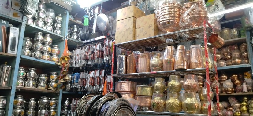 अन्न शिजवण्यासाठी आणि पदार्थ साठवण्यासाठी स्वयंपाकघरात वेगवेगळी भांडी वापर केली जातात. त्यामुळे वेगळ्याप्रकारच्या भांड्यांची खरेदी केली जाते.