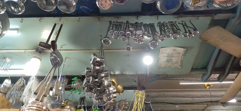 अशावेळी स्वस्तात भांडी कुठे मिळतील याचा शोध सुरु होतो. तुम्हाला जर स्वस्त दरामध्ये भांडी खरेदी करायचे असतील तर आम्ही तुम्हाला छत्रपती संभाजीनगरमधील एका मार्केटबद्दल माहिती सांगणार आहोत.