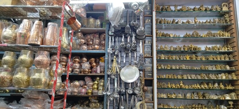 या मार्केटमध्ये चमचा, वाटी, ग्लास, ताट, कढई, पातीले, तांबे, लोटा, ट्रे अशा प्रकारचे वेगवेगळे भांडी उपलब्ध आहेत. यासोबतच स्टीलचे, जर्मन, तांब, पितळाचे, ॲल्युमिनियम या सर्व धातूंचे भांडी सुद्धा उपलब्ध आहेत.