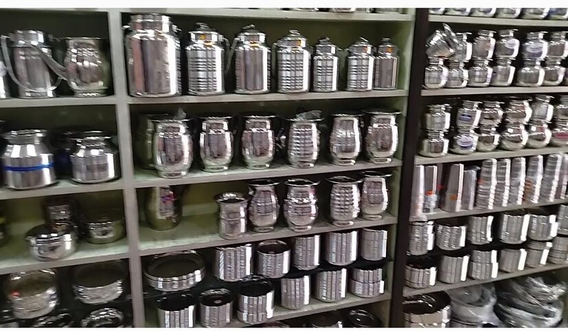 इथे चांगली भांडी भेटत असल्यामुळे भांडी खरेदी करण्यासाठी लोकं खूप दूरवरुन येतात. या मार्केटमध्ये तुम्हाला सगळ्या प्रकारचे भांडी हे उपलब्ध आहेत तर तुम्ही ठेवून हे खरेदी करू शकता, असं येथील व्यापारी नितीन पातुरकर यांनी सांगितले.