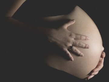 प्रेग्नंट म्हणून आनंदी होती महिला, पण बाळाऐवजी पोटात वाढत होता 'मृत्यू'