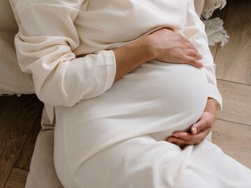 पतीसोबत रोमान्सनंतर लगेच प्रेग्नंट झाली महिला; एका तासातच बाळाला जन्मही दिला पतीसोबत रोमान्सनंतर लगेच प्रेग्नंट झाली महिला; एका तासातच बाळाला जन्मही दिला