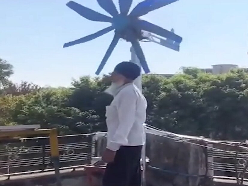 अनेकजण मोबाईल, इंटरनेटचा वापर वेळ घालवण्यासाठी करतात. मात्र अनेकजण कामासाठी इंटरनेटचा पुरेपूर वापर करतात, तर काहीजण इंटरनेटच्या वापराने अनोखे संशोधन लावतात. मात्र समाजहित लक्षात घेऊन संशोधन करणारे फार कमी असतात. पंजाबच्या फतेहगढ साहिबमधील भाडी गावचे रहिवासी दर्शन सिंहदेखील त्यापैकीच एक. त्यांनी चक्क युट्यूबच्या मदतीने संपूर्ण परिसराचा विजेचा प्रश्न सुटावा असा शोध लावला. सध्या याबाबत जोरदार चर्चा आहे. अनेकजण मोबाईल, इंटरनेटचा वापर वेळ घालवण्यासाठी करतात. मात्र अनेकजण कामासाठी इंटरनेटचा पुरेपूर वापर करतात, तर काहीजण इंटरनेटच्या वापराने अनोखे संशोधन लावतात. मात्र समाजहित लक्षात घेऊन संशोधन करणारे फार कमी असतात. पंजाबच्या फतेहगढ साहिबमधील भाडी गावचे रहिवासी दर्शन सिंहदेखील त्यापैकीच एक. त्यांनी चक्क युट्यूबच्या मदतीने संपूर्ण परिसराचा विजेचा प्रश्न सुटावा असा शोध लावला. सध्या याबाबत जोरदार चर्चा आहे.